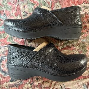 Dansko XP 2.0 leather tooled clogs, size 38